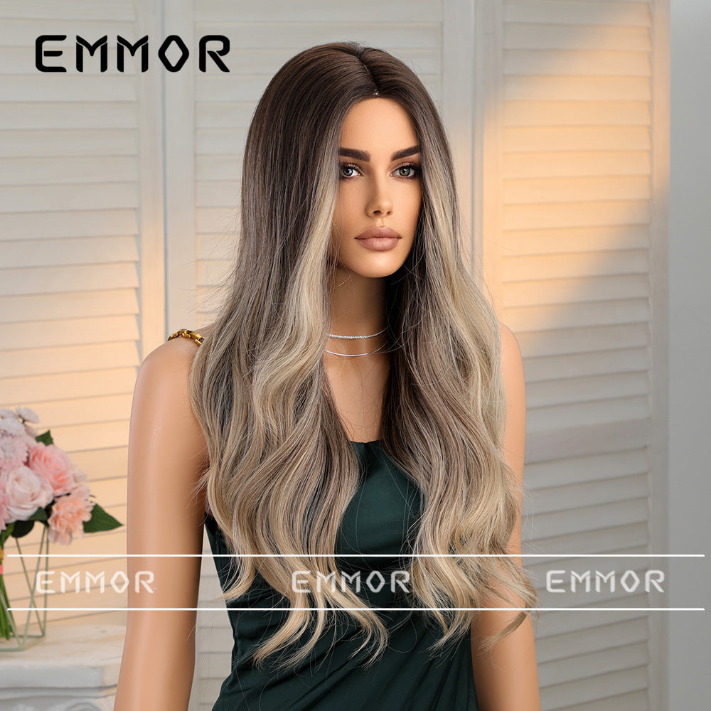 This wig is based on the classic center-part style, naturally defining a smooth facial outline. Combined with hair that reaches the chest, it exudes an air of elegance.
The hair strands have a natural reddish-brown tone; it is not a monotonous uniform color but rather features subtle gradations of lightness and darkness, mimicking the natural color changes that occur in real hair due to varying levels of light exposure. The curls are voluminous and have good elasticity, with uniformly natural curvature from